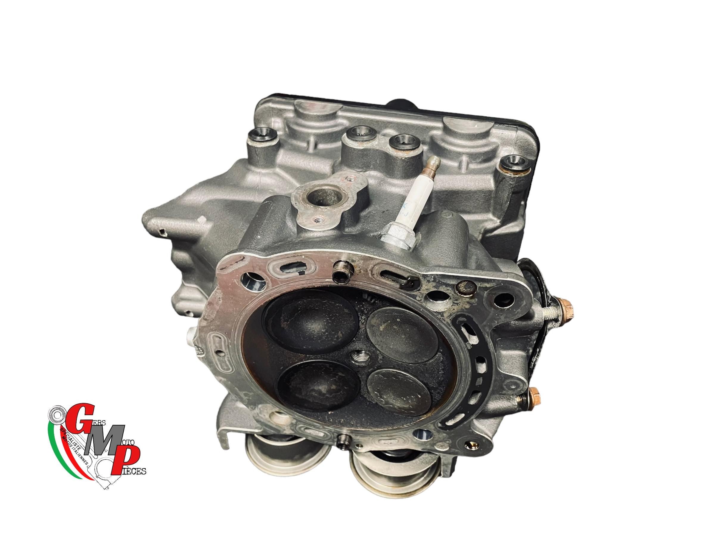 Complete vertical cylinder head
