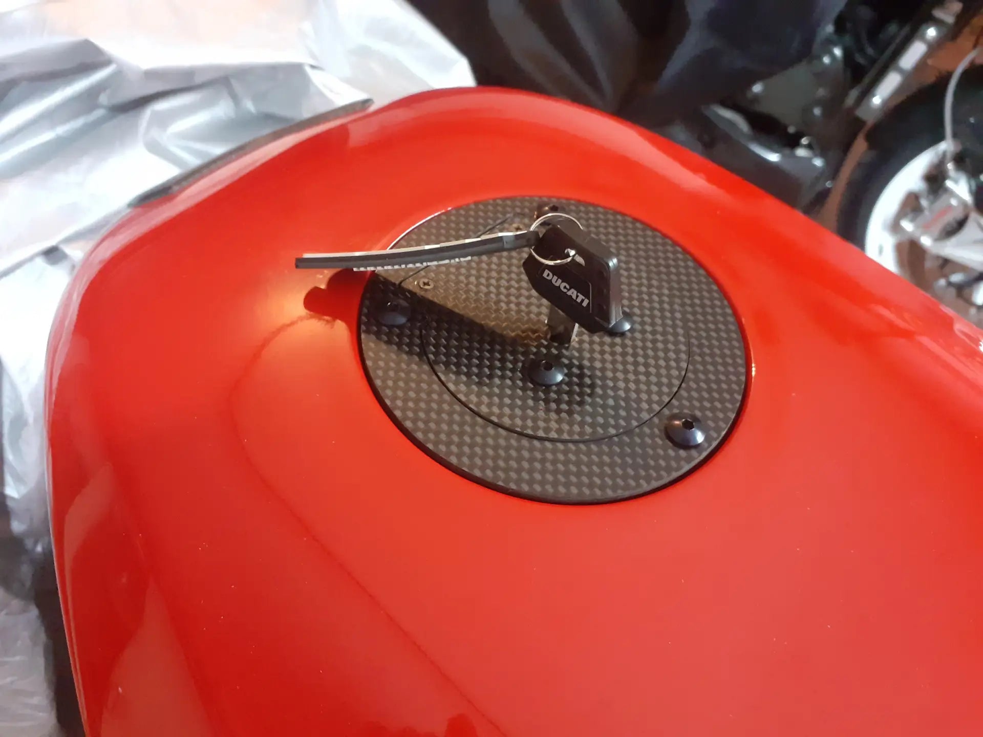 Trappe à essence carbone neuve - Ducati performance